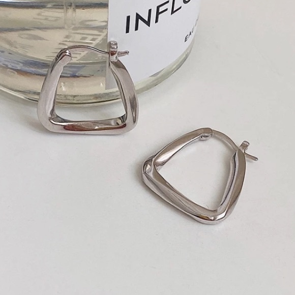 Simply sterling silver hoop earrings - Picture 3 of 5